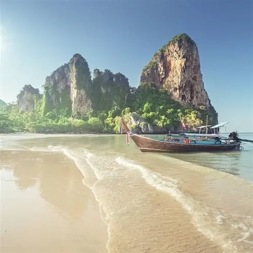 Лодки на пляже Рейли, Таиланд