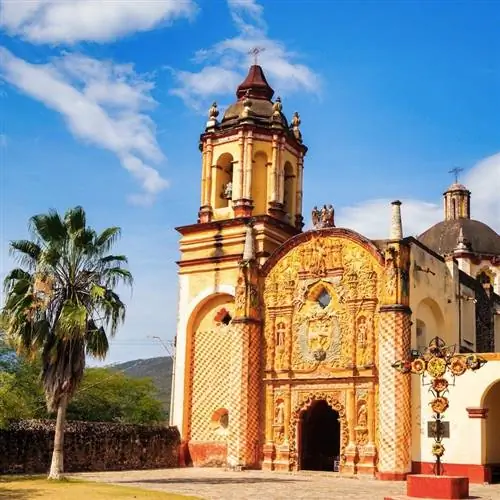 Конка, Сьерра-Горда, Керетаро, Мексика, в дневное голубое небо.