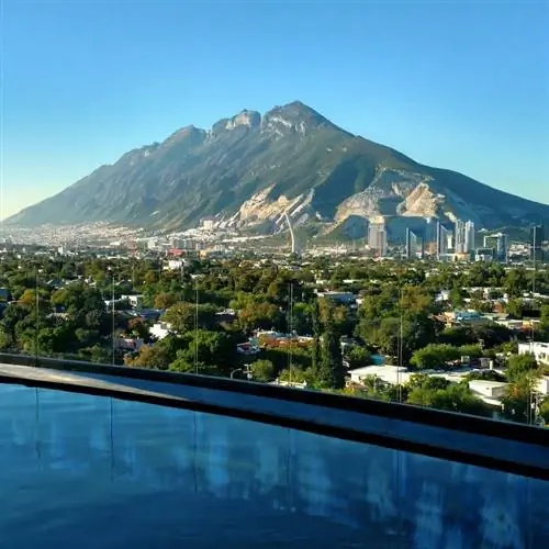 Вид на Сьерра-Лас-Митрас из пейзажного бассейна в Монтеррее, Мексика.