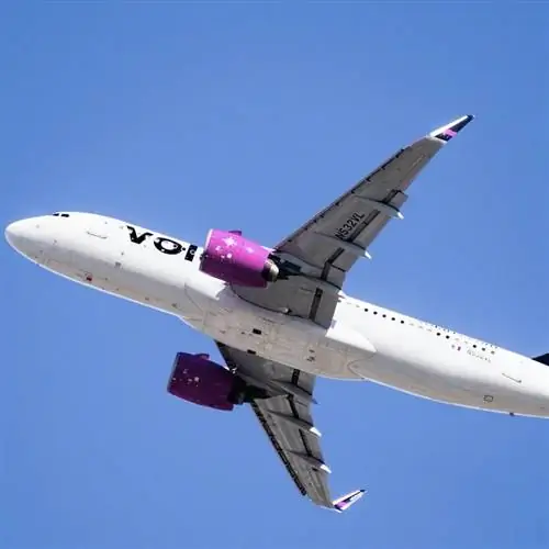 Самолет авиакомпании Volaris в полете