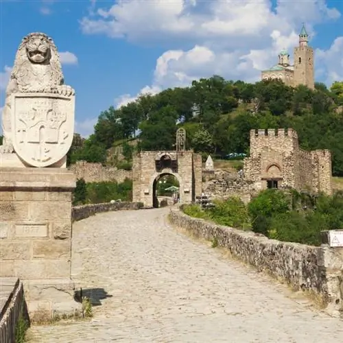 Главный вход в крепость Царевец в Велико Тырново, Болгария