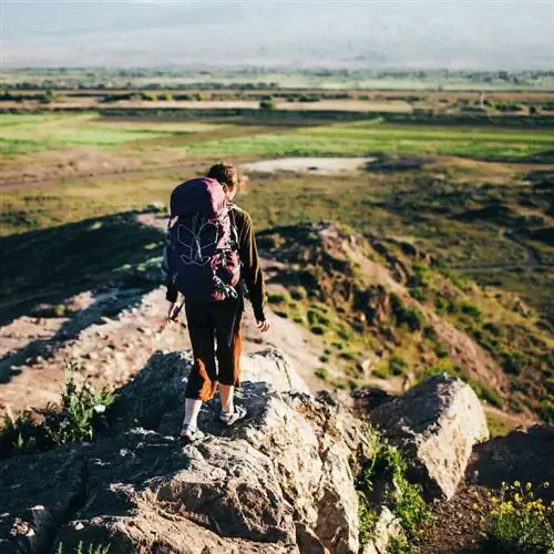 Женщина с рюкзаком на фоне Арарата