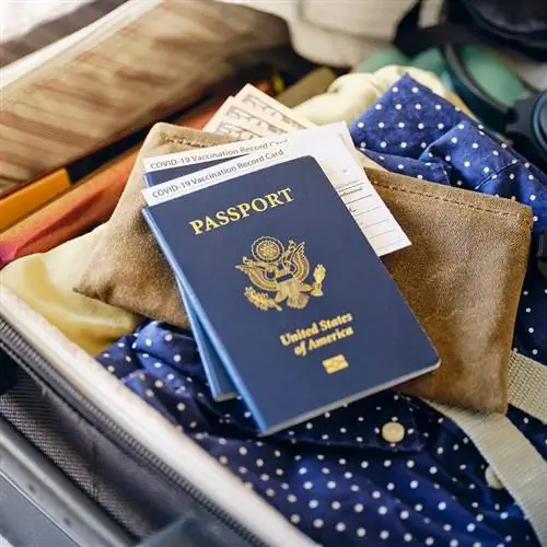 Два паспорта США с карточкой регистрации вакцинации Центра по контролю и профилактике заболеваний (CDC) внутри