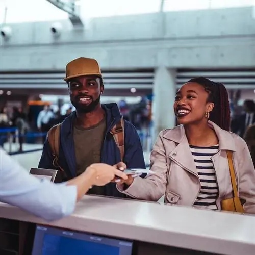 Молодые пассажиры проходят регистрацию на рейс в аэропорту