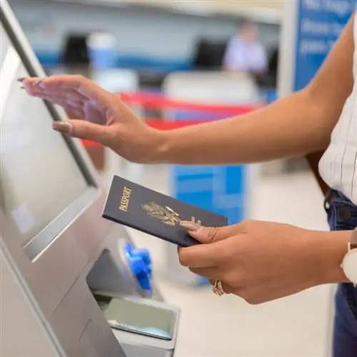 Женщина-путешественница с паспортом США проходит регистрацию в аэропорту