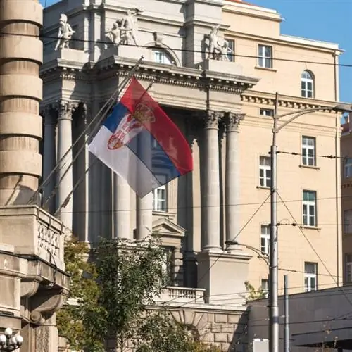 Сербский флаг на правительственном здании в Белграде, Сербия