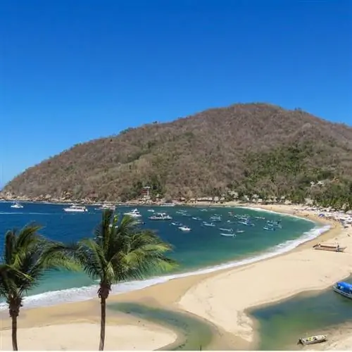 Вид с воздуха на пляж возле Пуэрто-Вальярта, Мексика