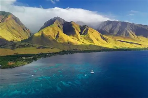 Гавайи сталкиваются с чрезмерным туризмом: Мауи планирует ограничить количество туристов