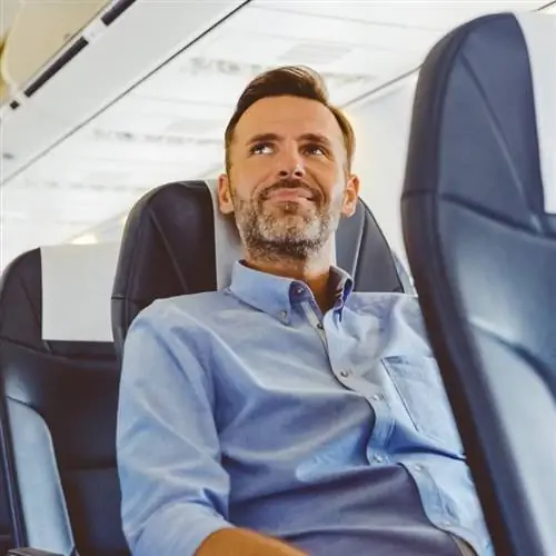 Бизнесмен, сидящий в самолете