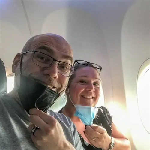 Пара снимает маски для селфи в самолете