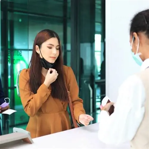 Женщина-путешественница проходит проверку безопасности в аэропорту