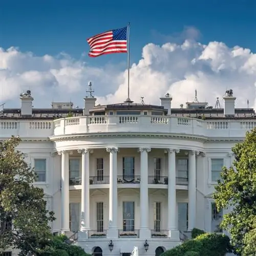 Флаг США над Белым домом в Вашингтоне, округ Колумбия, Соединенные Штаты Америки