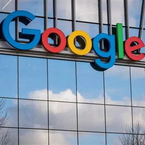 Знак Google на офисном здании