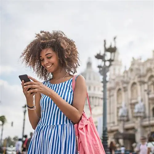 Путешественник, использующий мобильный телефон во время путешествия