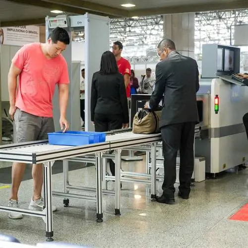 Пассажиры, проходящие проверку безопасности в аэропорту