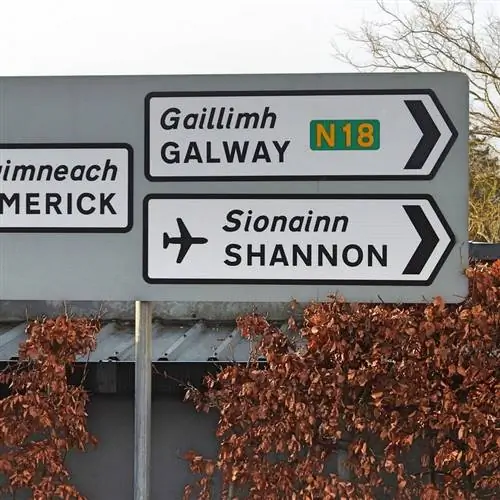 Ирландский дорожный знак, указывающий на аэропорт Шеннон в Западной Ирландии