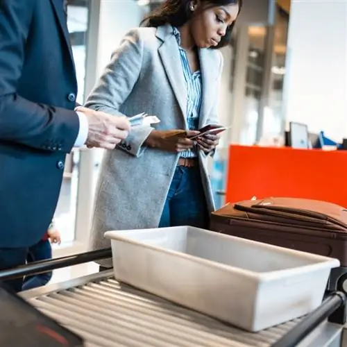 Молодая путешественница проходит проверку безопасности в аэропорту