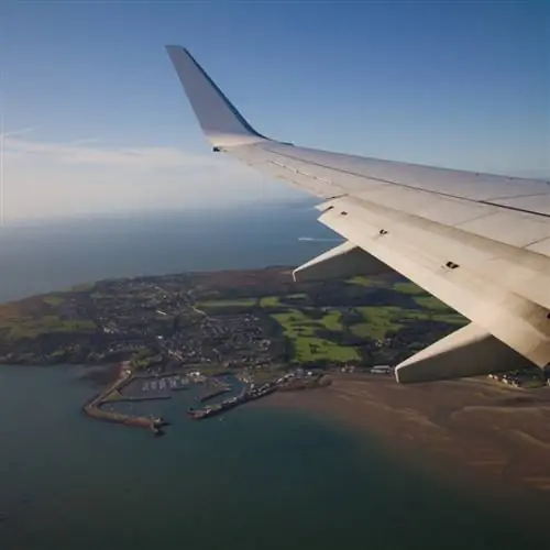 Самолет приближается к Дублину и пролетает над Ирландией