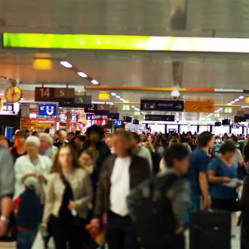 Переполненный зал главного вокзала Дюссельдорфа летом, Германия