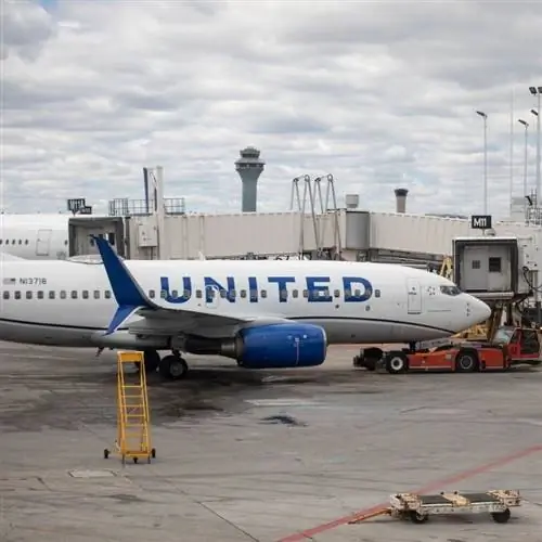 Парковка самолетов United Airlines в аэропорту для высадки
