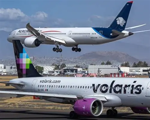 Самолет Volaris готовится к взлету на фоне взлетающего самолета Aeromexico в международном аэропорту Мехико, Мехико, Мексика