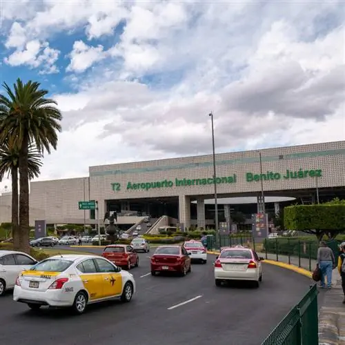 Автомобили приближающиеся к международному аэропорту Бенито Хуарес в Мехико, Мексика