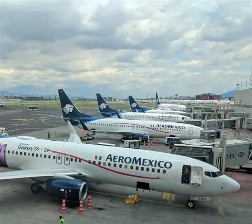 Самолеты Aeromexico припаркованы в международном аэропорту Мехико, Мексика