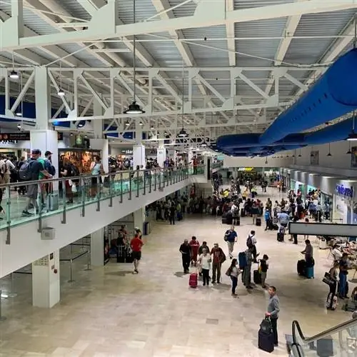 Оживленный аэропорт в Пуэрто-Вальярта, Мексика