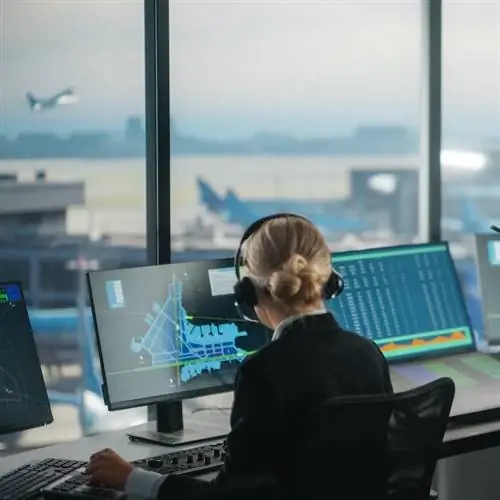 Женщина-диспетчер воздушного движения, управляющая воздушным пространством в аэропорту