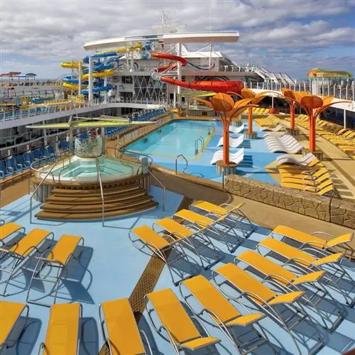 Бассейн и шезлонги на Wonder of the Seas