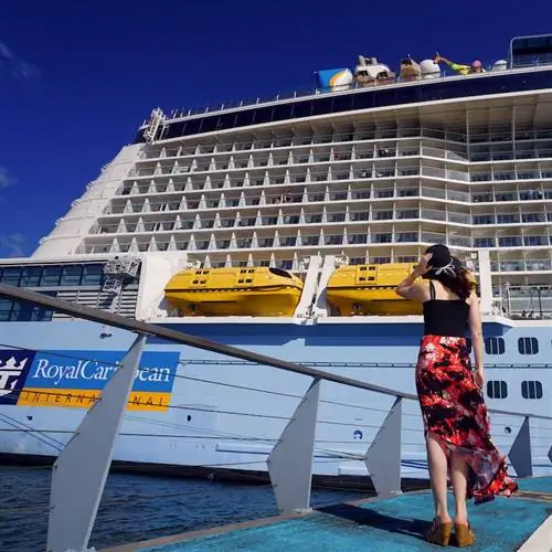 Женщина собирается сесть на круизный лайнер Royal Caribbean
