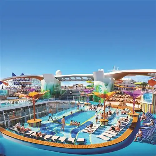 Бассейн на борту Wonder of the Seas
