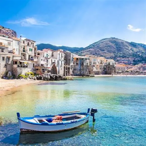 Старая деревянная рыбацкая лодка в Чефалу, Сицилия, Италия.