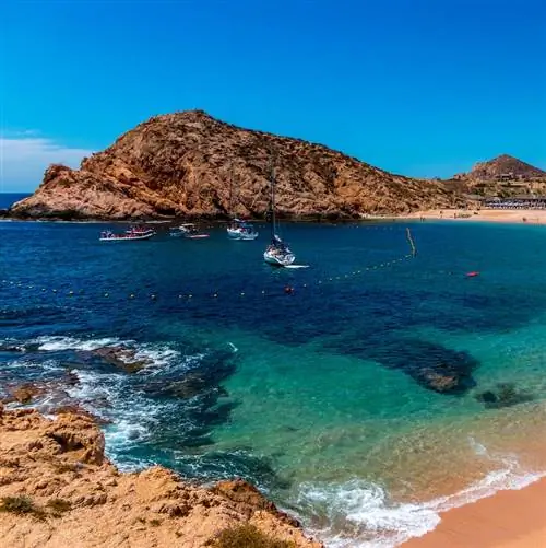 пляж в Кабо-Сан-Лукас, Мексика, в ясный солнечный день