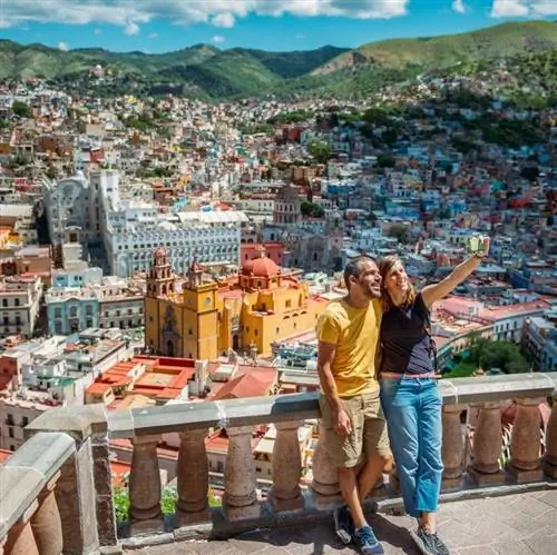 Пара посещает Гуанахуато со смотровой площадки на горе. Мексика