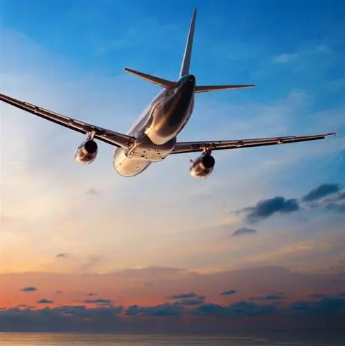 самолет летит в закат