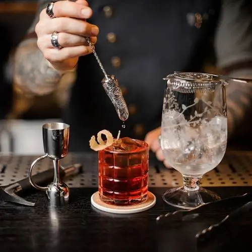 Наслаждайтесь напитком в ресторане Gibson