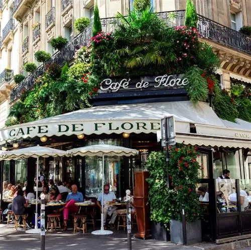 Внешний вид знаменитого Cafe de Flore в Париже, Франция