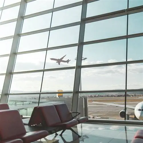 Пустой терминал, самолеты ждут и готовятся к следующему рейсу, один из них взлетает.