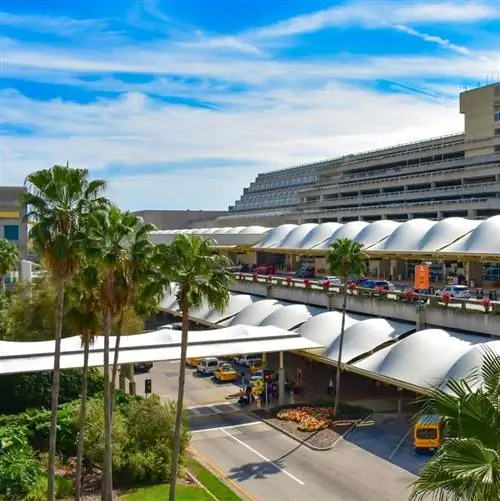 Панорамный вид на терминал А, парковочное здание А в международном аэропорту Орландо