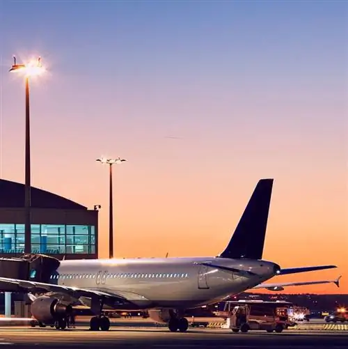 Подготовка самолета перед полетом. Аэропорт на красочном закате