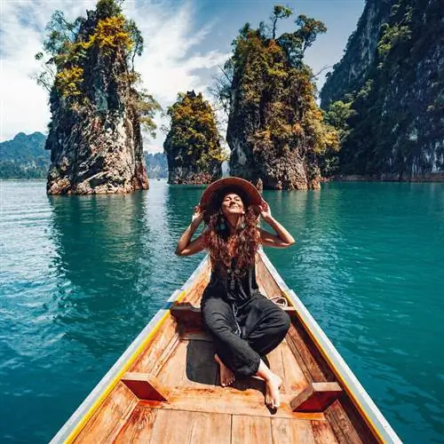 Счастливая молодая путешественница, наслаждающаяся прогулкой на лодке с длинным хвостом в Таиланде