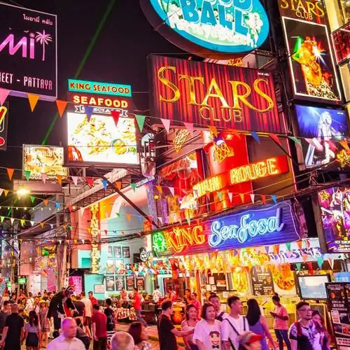 Оживленный район Богемия, полный ночных клубов в Паттайе, Таиланд