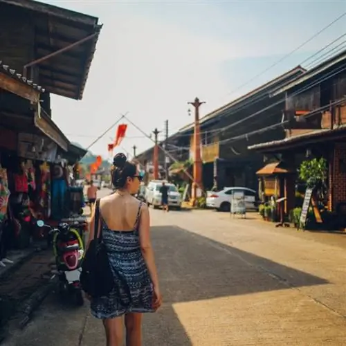Молодая женщина гуляет по старому городу Ко Ланта, Таиланд