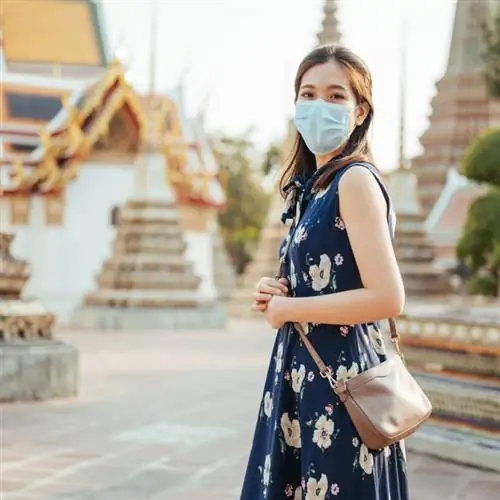 Молодая азиатка в маске в Бангкоке, Таиланд