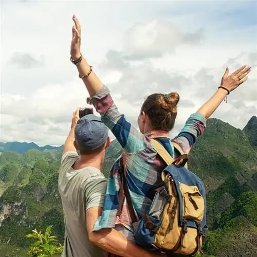 Пара туристов на фото смотрит на карстовые горы в неустановленном месте во Вьетнаме