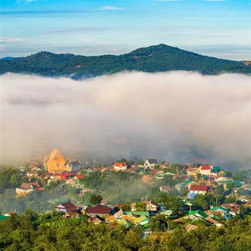 Пейзаж домов на горе в туманный день ранним утром в Далате, Вьетнам