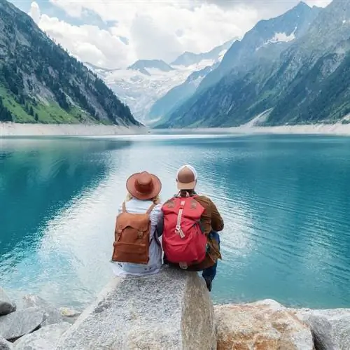 Путешественники с видом на горы и озеро в Австрии