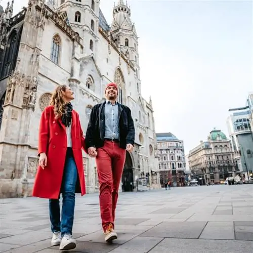 Пара наслаждается прогулкой по австрийской столице Вене.