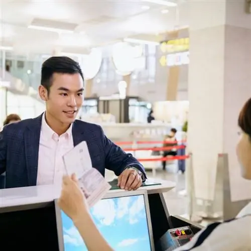 Бизнесмен, проверяющий паспорт в аэропорту